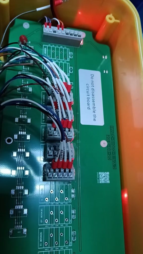 Bo mạch bên trong bộ controller REMOND hiển thị các cổng đấu nối tín hiệu truyền thông RS485 Modbus RTU.