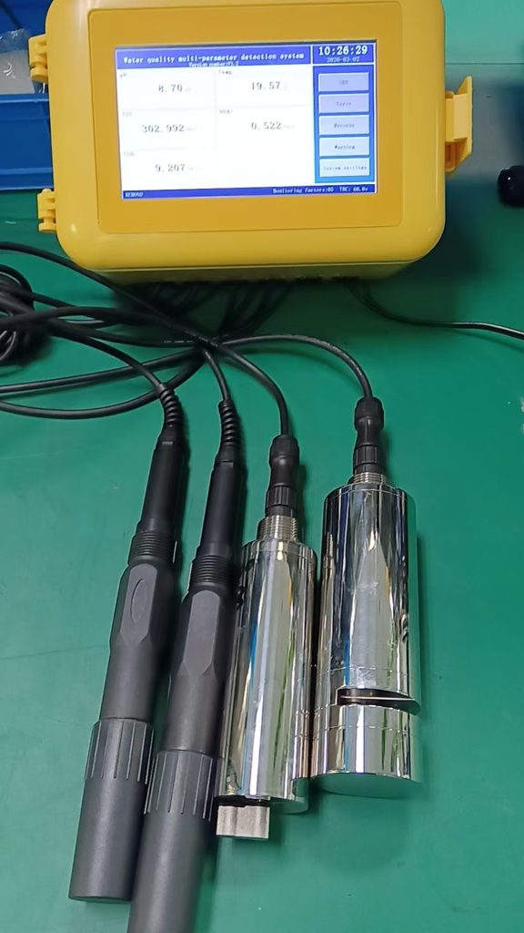 Hệ thống bộ hiển thị trung tâm kết nối các đầu dò cảm biến đo TSS và chất lượng nước hãng REMOND.