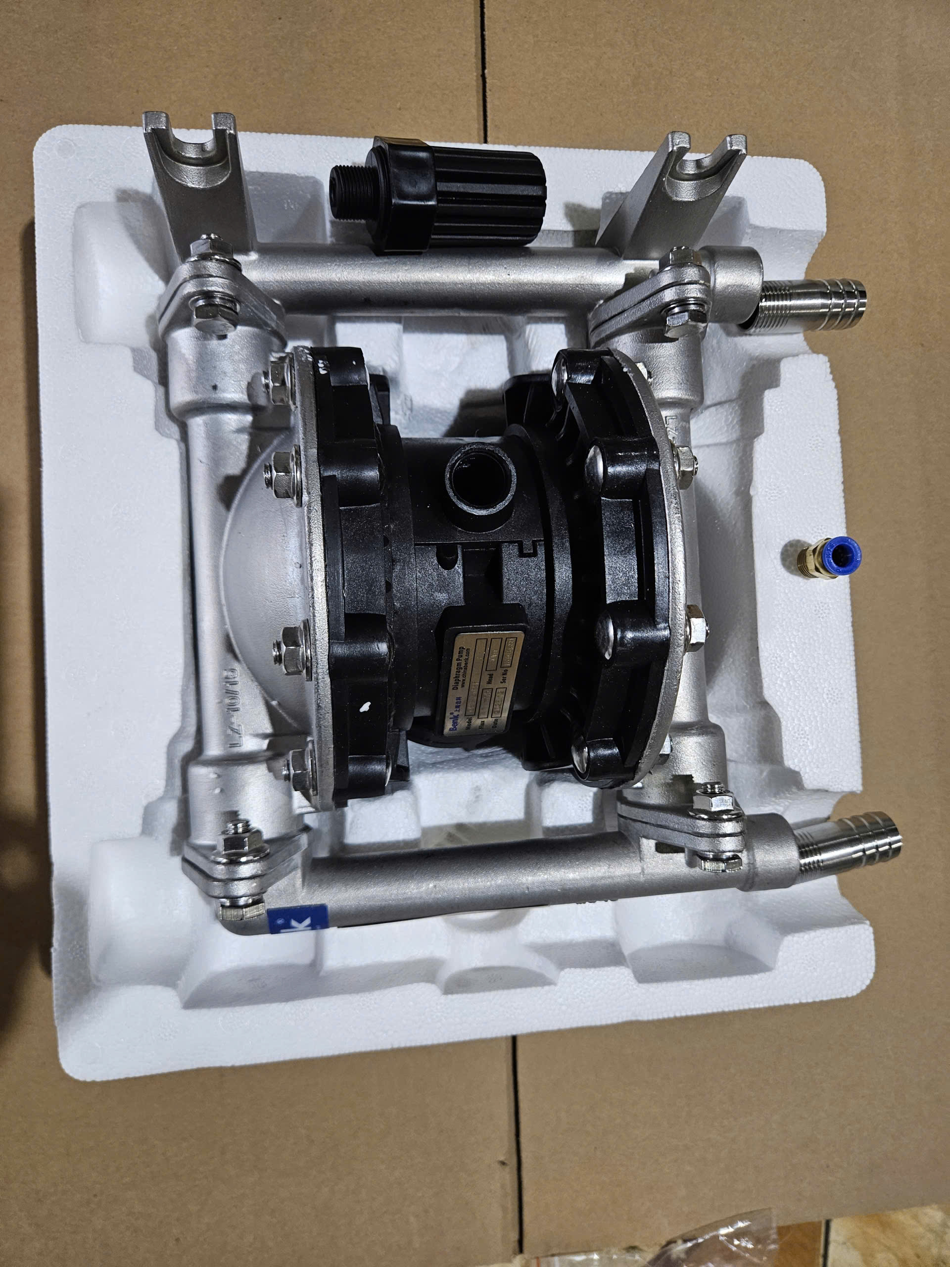 anh-san-pham-bom-mang-benk-qb-25ffy.jpg Ảnh sản phẩm bơm màng khí nén BENK QB-25FFY 1 inch thân Inox chính hãng nguyên thùng