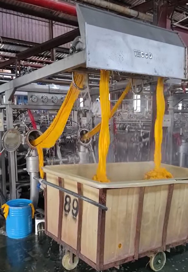 Máy nhuộm Tecco Machine đang xả vải màu vàng thành phẩm tại nhà xưởng dệt nhuộm